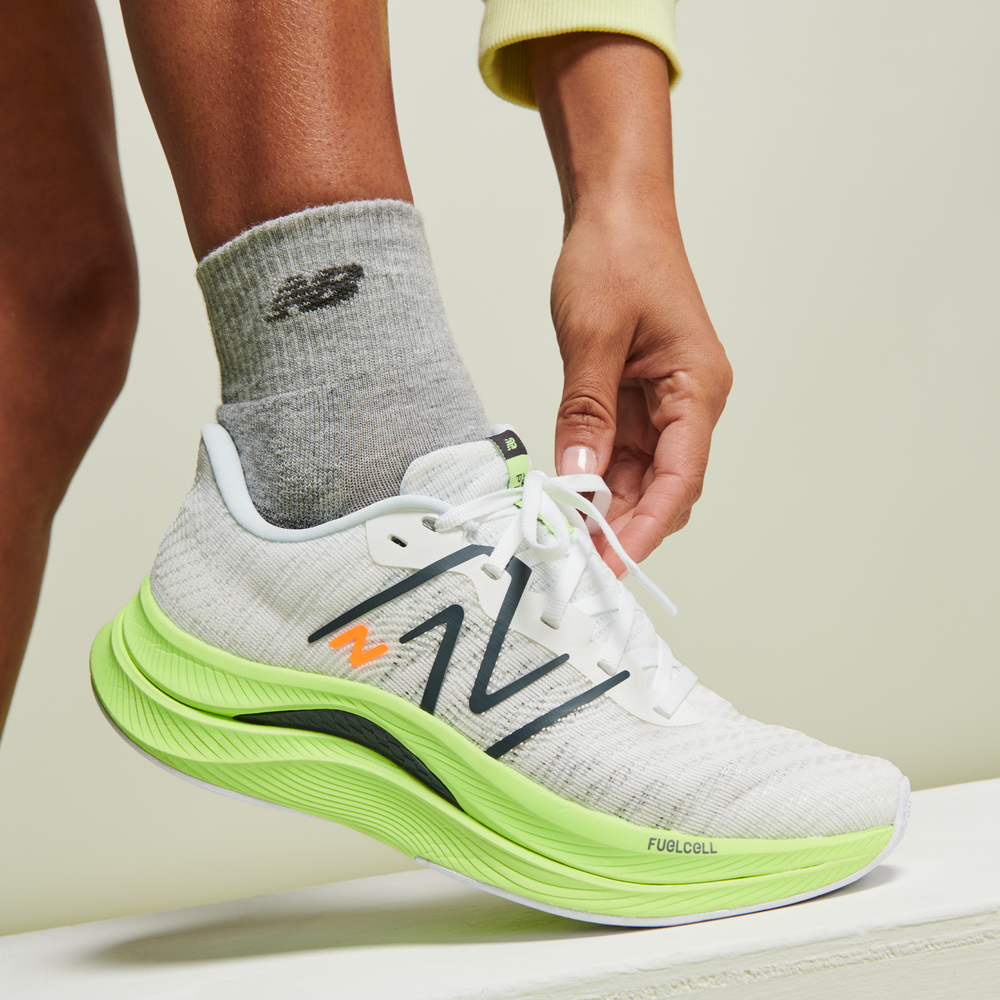 Női futócipő New Balance FuelCell Propel v4 WFCPRCA4 – fehér