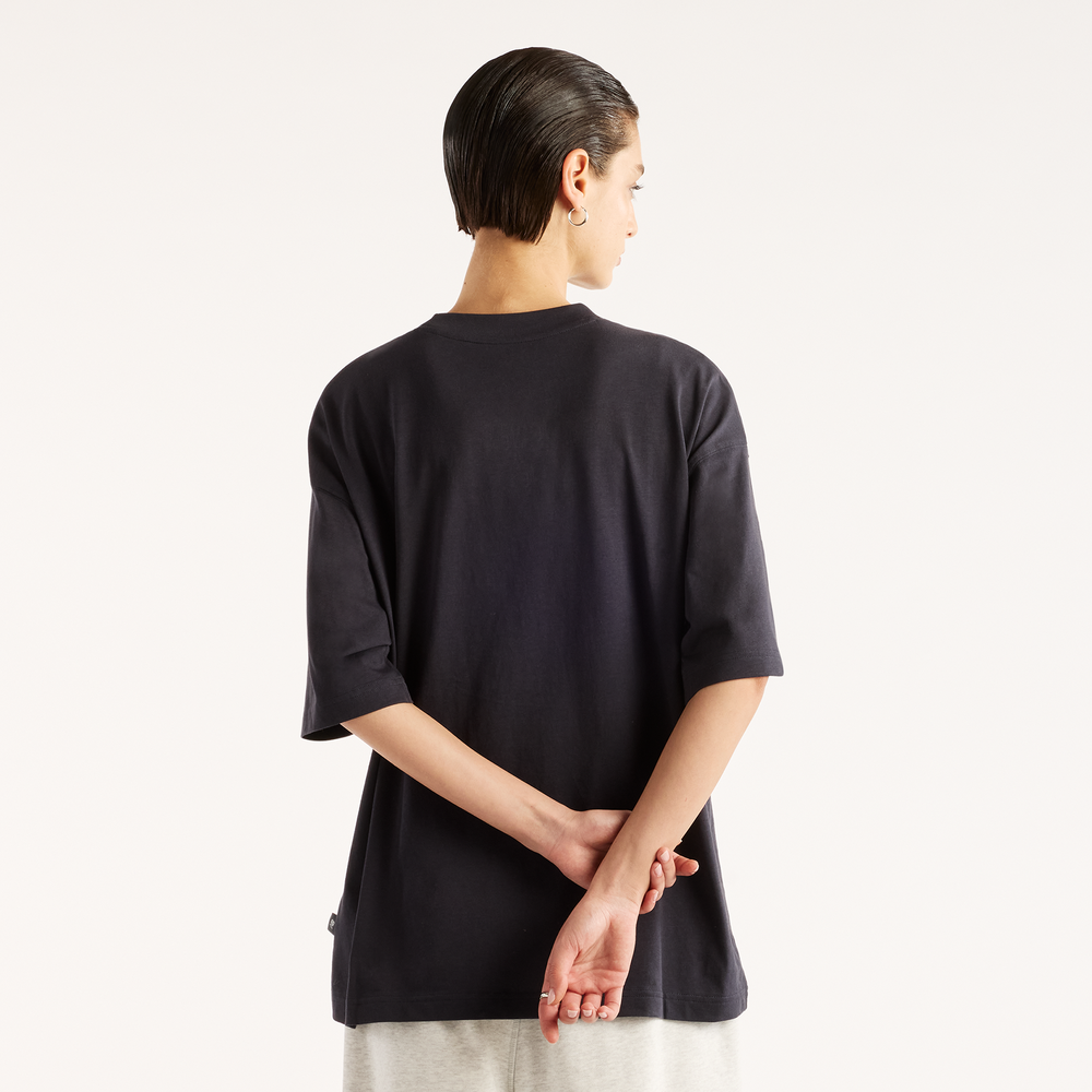 Női póló New Balance Pressed Flowers Script – fekete