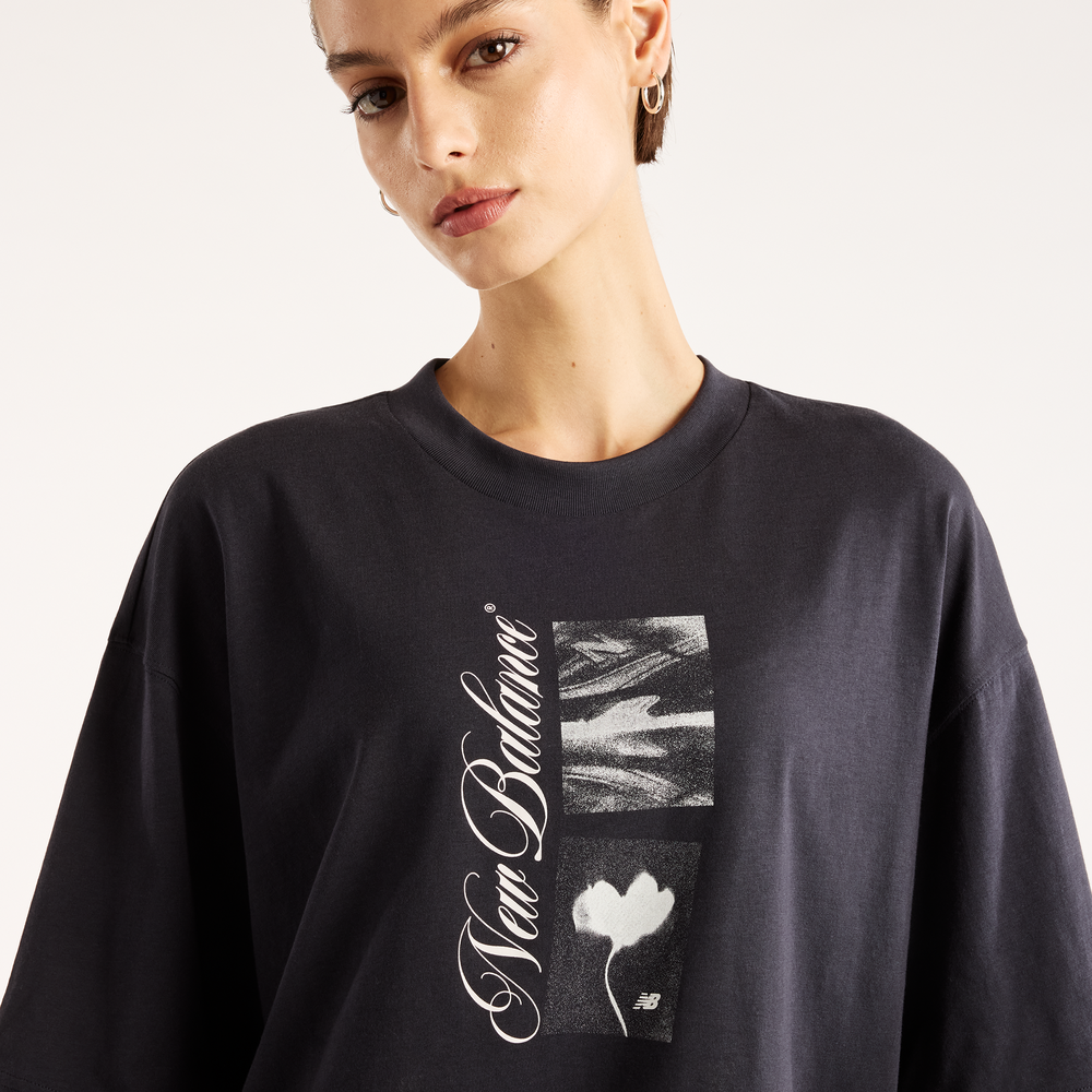 Női póló New Balance Pressed Flowers Script – fekete