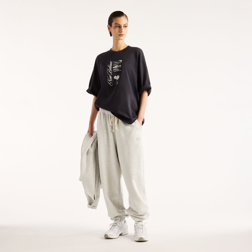 Női póló New Balance Pressed Flowers Script – fekete