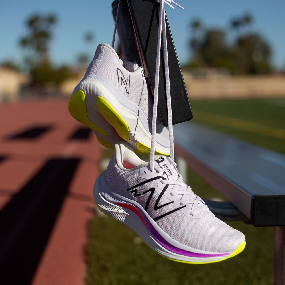 Női futócipő New Balance FuelCell Propel v4 WFCPRLG4 – fehér