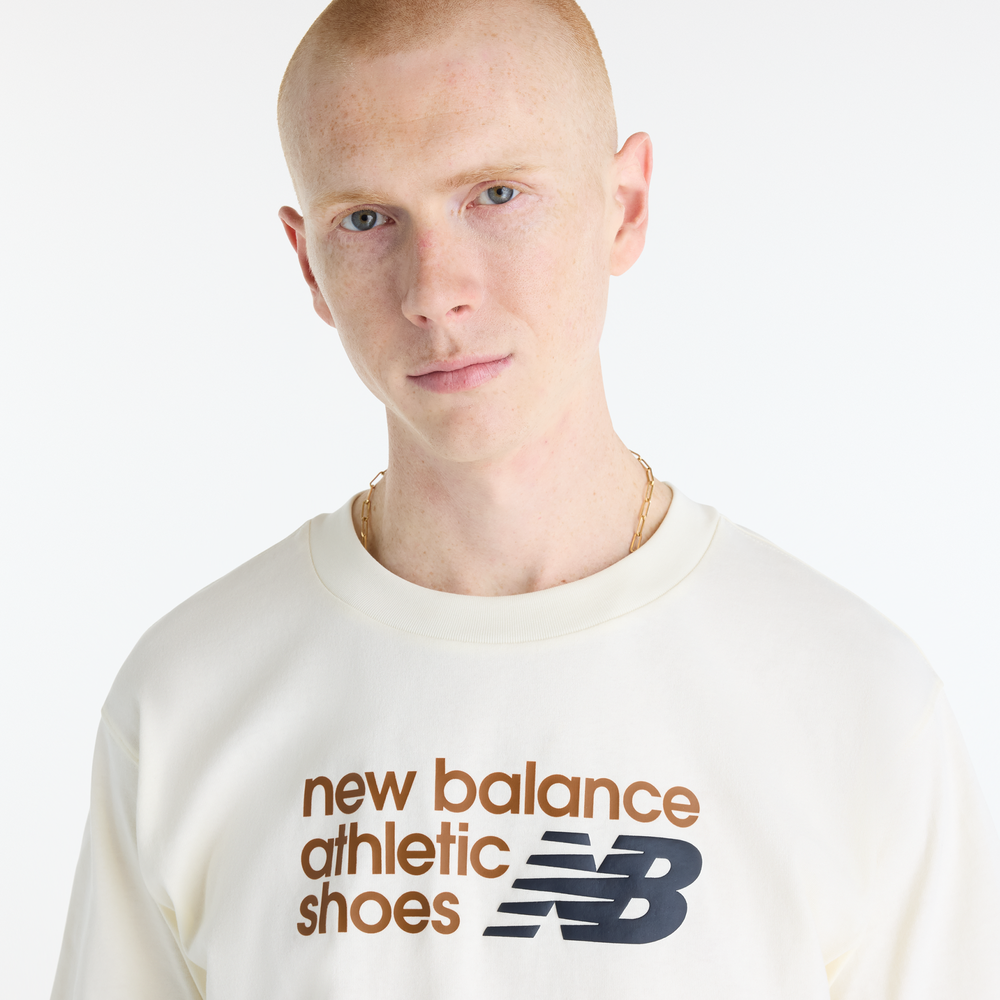 Férfi póló New Balance Athletics Premium Relaxed Chest Logo – bézs