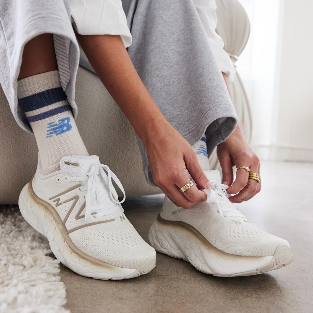 Női futócipő New Balance Fresh Foam More v4 WMORCW4 – fehér