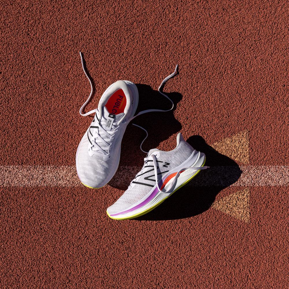 Női futócipő New Balance FuelCell Propel v4 WFCPRLG4 – fehér