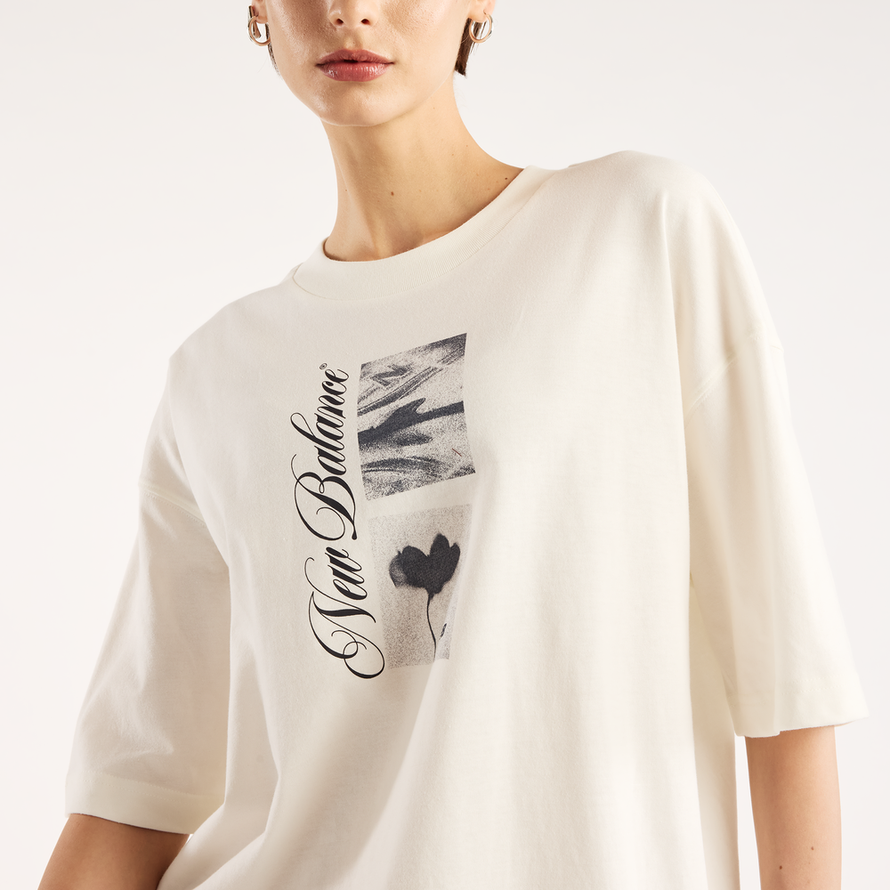 Női póló New Balance Pressed Flowers Script – bézs