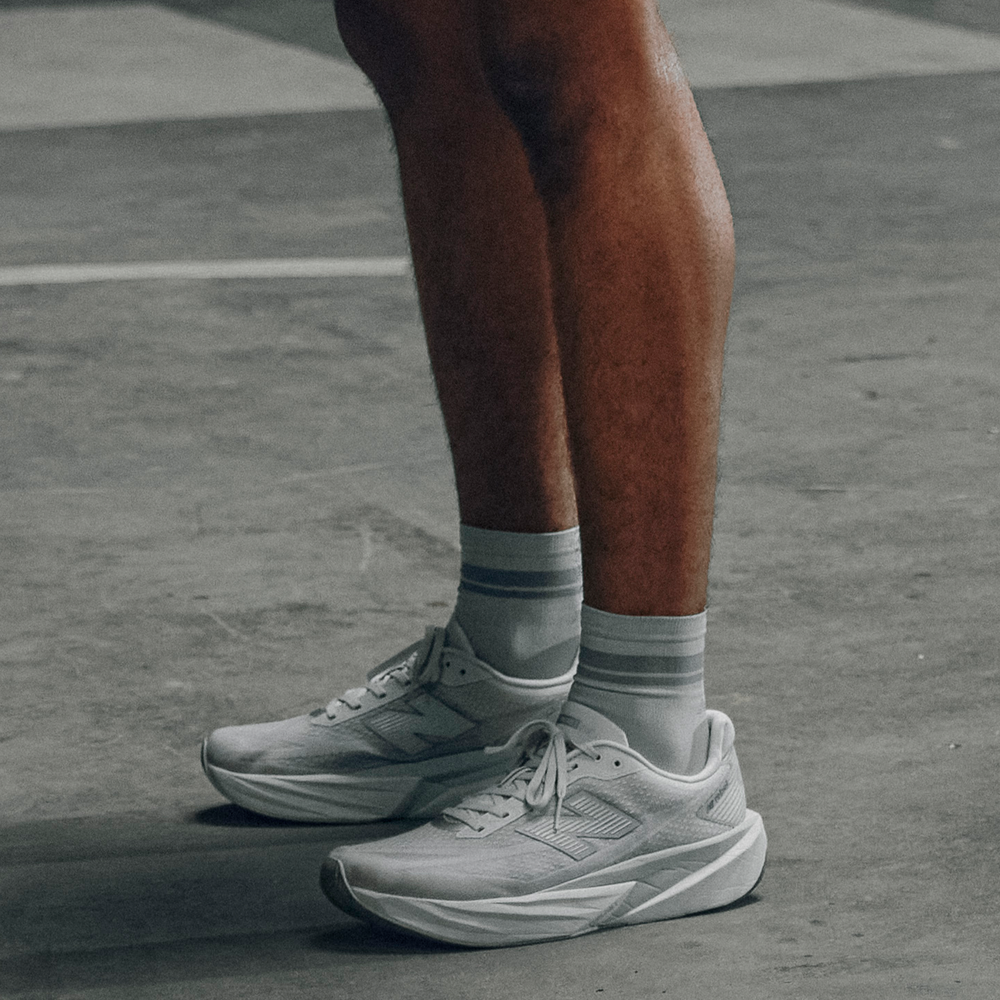 Férfi futócipő New Balance FuelCell Rebel v5 MFCX3NO – szürke