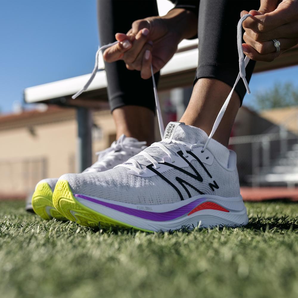 Női futócipő New Balance FuelCell Propel v4 WFCPRLG4 – fehér